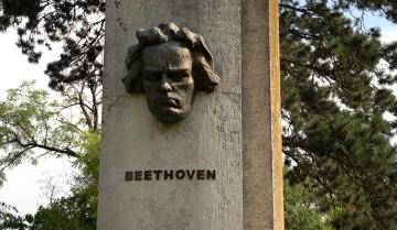 Empírové divadlo - Socha Beethovena Empírové divadlo - Socha Beethovena